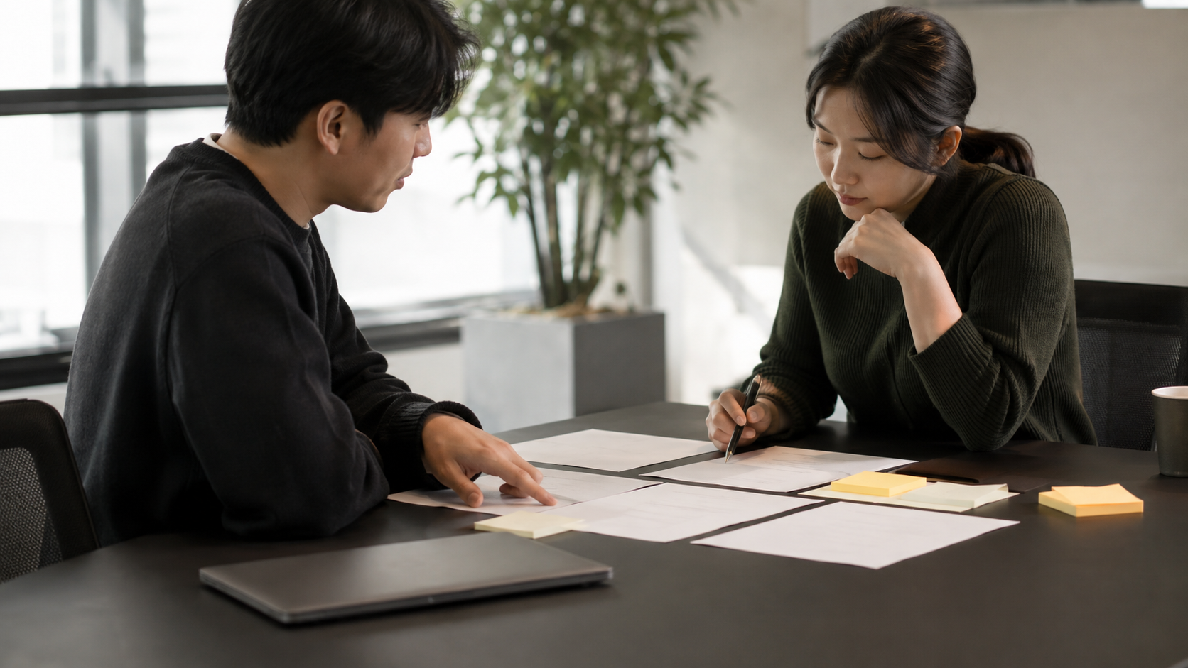 전문가와 고객이 프로젝트 범위와 변경 요청을 함께 검토하는 업무 장면